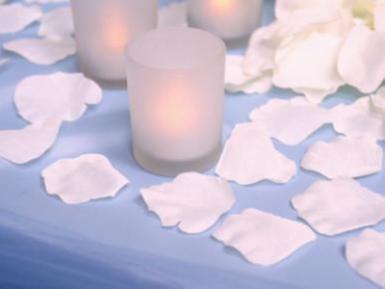Wedding  White Rose Petals - 500 Pack Image 1